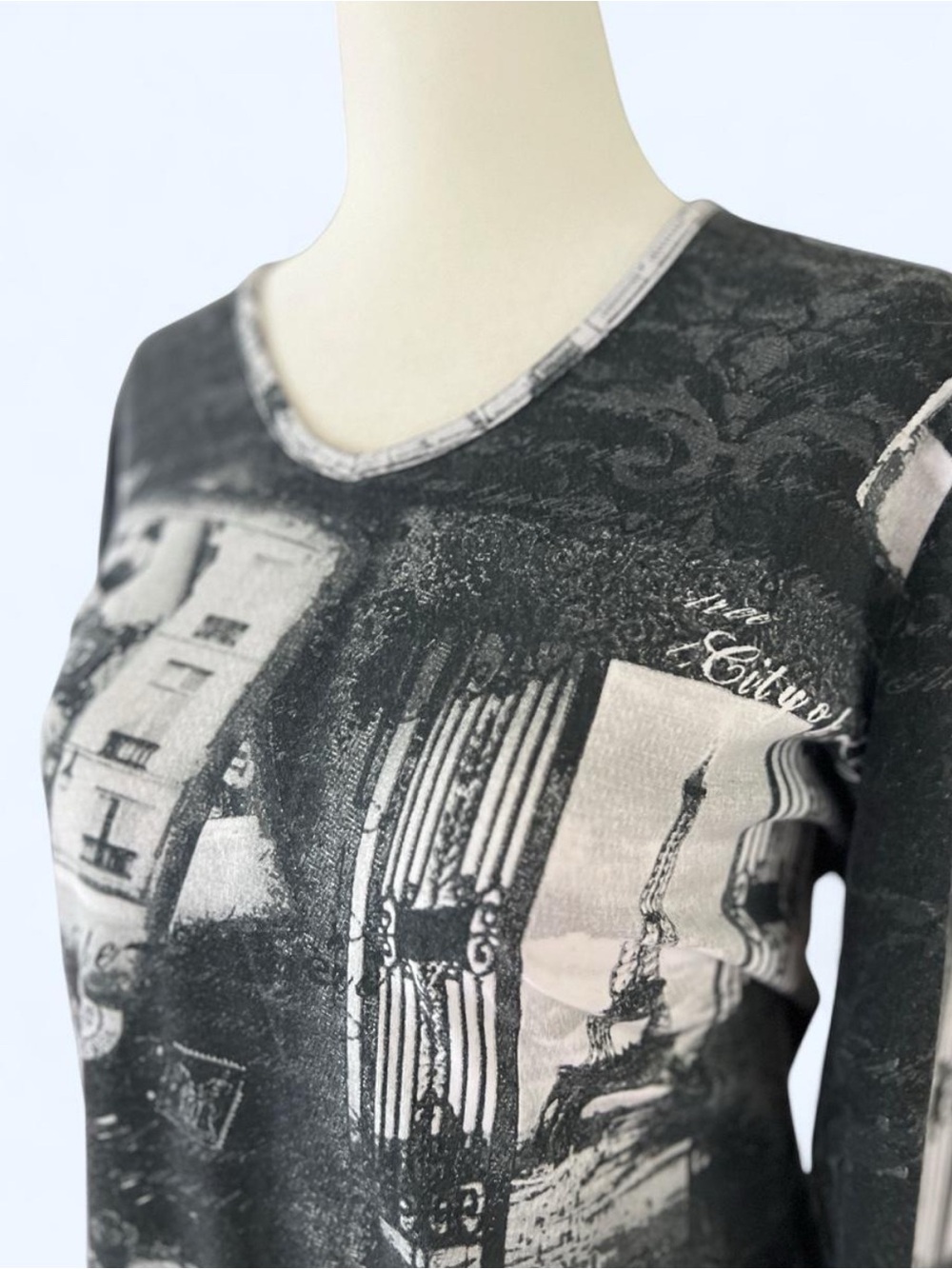 Womens Black & White Graphic V-Neck Long-Sleeve Top